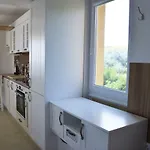 Byla White Daire